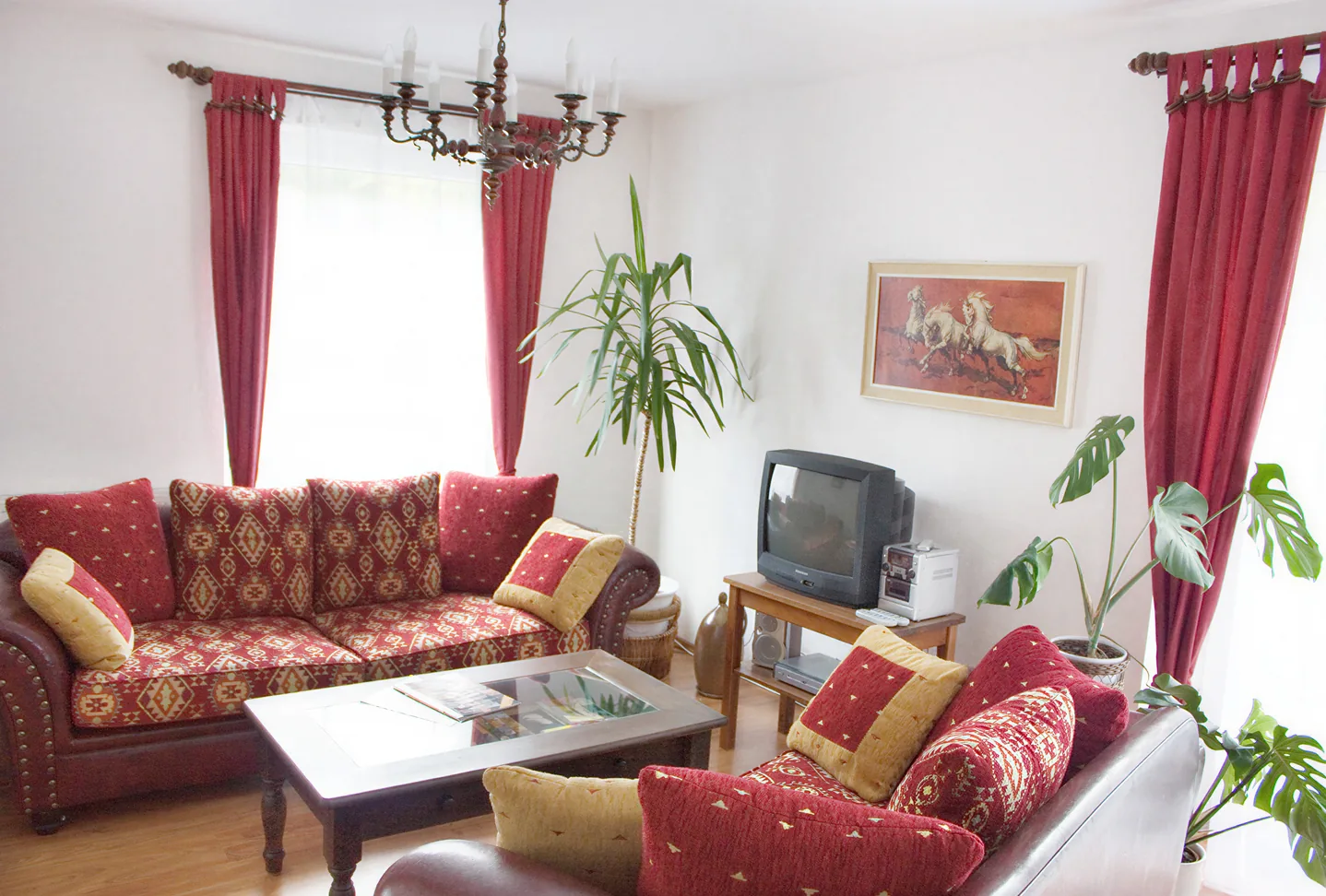 Wohnstube der Ferienwohnung 1 mit roten Sofas