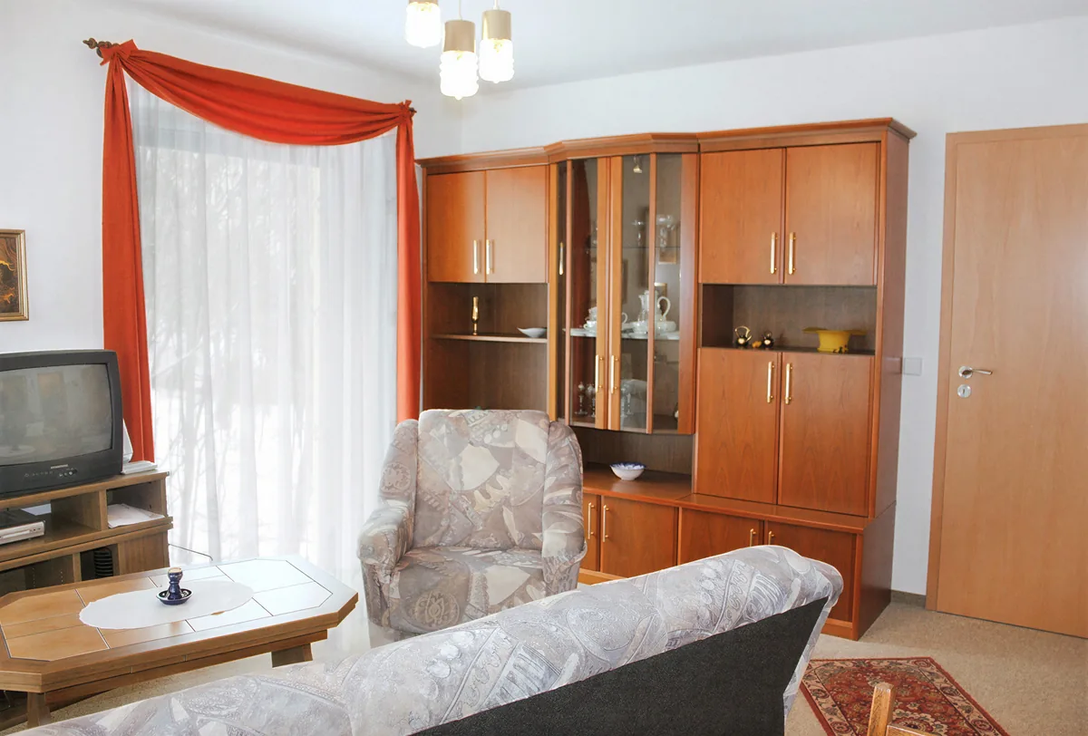 Wohnstube der Ferienwohnung 3 mit Sitzgruppe und Schrankwand